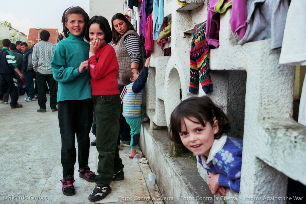 Refugiados albanokosovares en el campo instalado en el Pallati i Sportit "Asllan Rusi"
